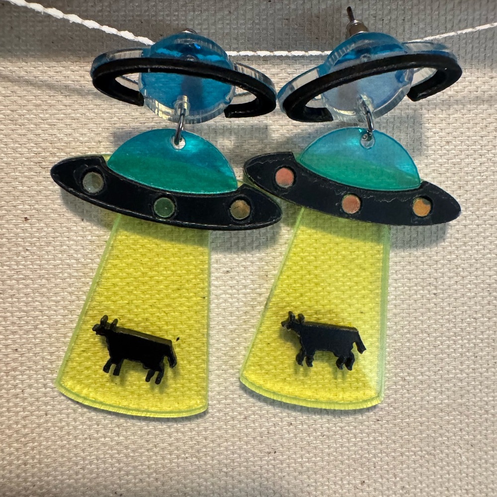 tipper ufo earrings